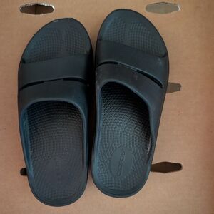 OOFOS Black Slide Recovery Sandals